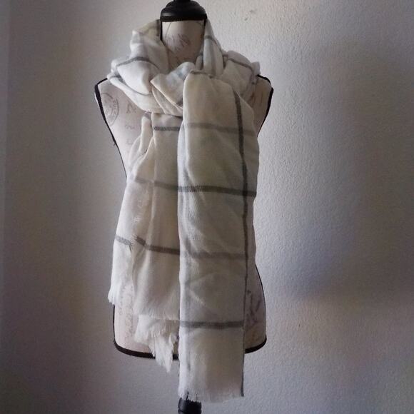 Old Navy White Ivory Plaid Scarf Wrap Warm Soft 40x78 Classic Minimalist Unisex - Picture 2 of 5